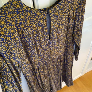 Mönstrad klänning - En tunn klänning med solmönster. Aldrig använd. 