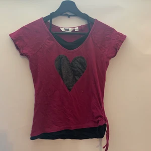 Baby Tee - Vintage Rosa och svart Baby Tee med hjärt på 