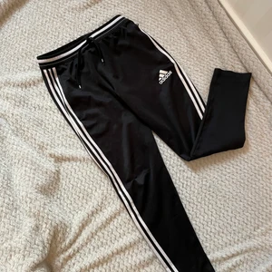 Adidas byxor - Inte i bästa skicket! Sytt den lite vid knät. 