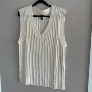 Stickad oversize väst - Oversize väst från hm. Storlek xs. Passar även en S. Mycket fint skick! 