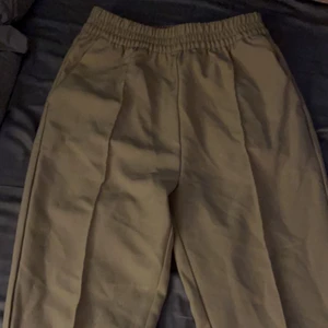 Byxor  - Beiga byxor från NA-KD. Strl 32 men då de är stretchiga skulle jag säga att de passar 34/36 också