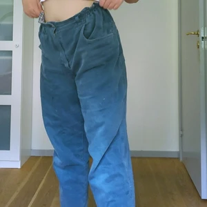 Baggy Turquoise Aquamarine byxor - Köpte dessa byxor second hand på VinoKilo i Italien 2020 dom har använts ganska mycket. Det finns färg fläckar på framsidan 