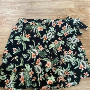 Omlott kjol  - Superfin omlott kjol från H&M💕 Använd fåtal ggr så superfint skick.  Frakten ligger på 45:- eller spårbart för 66:-