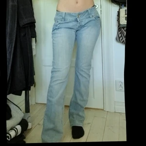 Lågmidjade ljusblå jeans  - Säljer dessa ljusblå jeans då de är för stora för mig. Man kan nog lätt sy in dem och jag hade gjort det om det inte var för att jag redan hade så många jeans.💥 jag är 171 cm lång och midjemåttet är ca 90 cm 