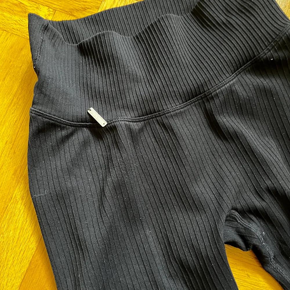 Säljer tights från aimn i modellen ribbed seamless. Använda ca 10 ggr så i fint skick. Metallbrickan har lossnat lite (se sista bilden)  Kan mötas upp på Gärdet/Karlaplan alternativt skicka med postnords blå kuvert, då står köparen för frakten! . Jeans & Byxor.