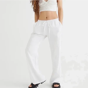 Linnebyxor  - Säljer dessa linnebyxor från H&M. Köpte av en tjej här på plick men de var för korta på mig som är cirka 167 cm. Skriv privat för fler bilder (lånade bilder). Köp direkt för 500kr+frakt! Vid stort intresse startas en budgivning ❤️ 