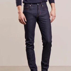 J Lindeberg jeans stl 33 - Snygga jeans i mörk denim från J. Lindeberg, W33/L32. Nyskick! Ord pris: 1499.  Passar både dam och herr. 