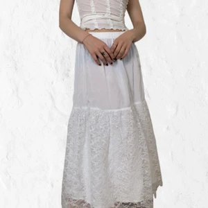 vit lång kjol med spets - den är lite genomskinlig på den övre delen, men tycker det är hanterbart! sååå fint ros-mönster i spetsen, säljer endast då jag har en annan liknande! köpt secondhand, toppenkvalitet🤍🫶🏻