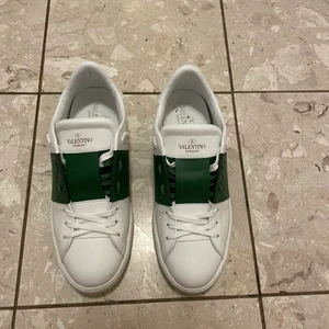  Valentino Open Sneaker - Använt ett fåtal gånger då de är något för små.   Storlek 41,5 - passar 42  Köpta från Haiendo för några dagar sen! ¡Ansvarar inte för postens slarv!