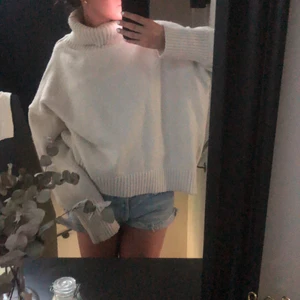 Vit stickad tröja - Skitsnygg vit stickad tröja från hm som är perfekt nu till sommaren med en kjol, shorts eller t.ex över en klänning🥰