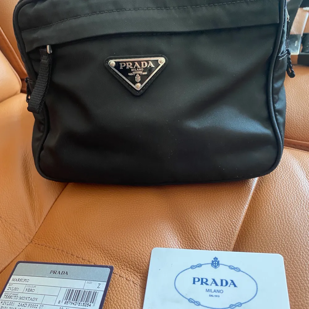 Schysst Prada belt bag i grymt skick, har alla intyg och kvitton, samt intyg via återförsäljnings sida, pris är diskuterbart. Laukut & Käsilaukut.