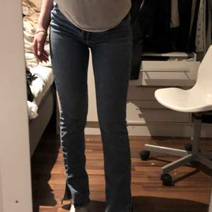 Utsvänga jeans med slit ifrån hm i storlek 38