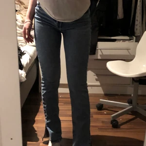 Utsvängda jeans med slit  - Utsvänga jeans med slit ifrån hm i storlek 38