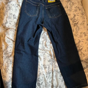 Polar Skate co 93! Denim marinblå - Storlek 30x30. Raka och lösa i passformen. Marinblå skatebyxor