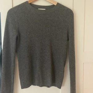 Soft Goat tröja - Tunnare stickad tröja från Soft Goat i storlek S, 100% kashmir. Använd cirka fem gånger, alltså är den i princip i nyskick. Superfin kvalitét och passar till allt. Nypris är 1 795 kr. 💕