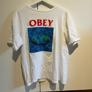 Vit Obey Tshirt (M) - Obey tshirt, använd fåtal gånger. Storlek M