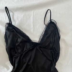 Svart nattlinne - Svart nattlinne.  Visas på en s men passar säkert även m Eller xs beroende på kupa! Köpare står för 51kr spårbar frakt om inte funktionen ”köp nu” används. Plagget är i gott second hand skick. 