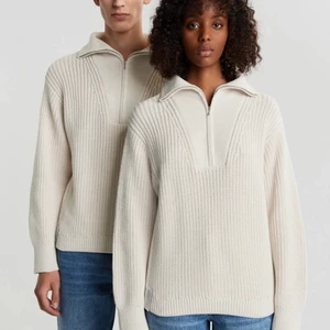 Gina tricot LAB tröja dragkedja  - Så fin stickad tröja från Gina gricot! Den är i storlek XL men jag som är en S har använt den som en oversized.