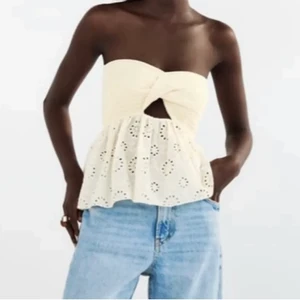 Zara topp - Topp från zara som är använd typ 1 gång, stolek M men är ganska liten i storleken så passar S kanskw XS. Skriv för egna bilder💗💗