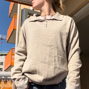 Beige over-shirt - Oversized Beige overshirt. Ber om ursäkt för dåliga bilder - var väldigt stressad. 