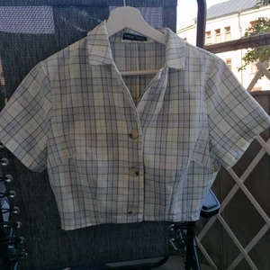 Croppad skjorta  - Super fin croppad skjorta som inte kommer till användning längre. 