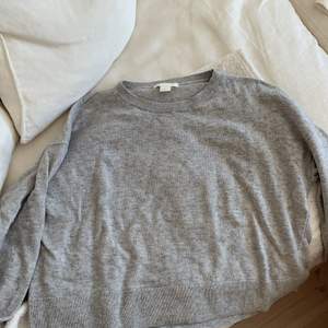 Ljusgrå, tunn och fint skickad tröja från HM. Storlek xs i fint skick. 