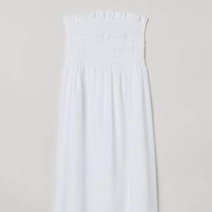 Denna vita sommar klänning är jätte sval och passar perfekt till midsommar skulle jag säga. Den va lite för stor för mig det va derför jag säljer den. Den är i storlek M. Den med kommer även band med så att man kan ta den som en axelband klänning.