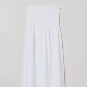 Vit sommarklänning  - Denna vita sommar klänning är jätte sval och passar perfekt till midsommar skulle jag säga. Den va lite för stor för mig det va derför jag säljer den. Den är i storlek M. Den med kommer även band med så att man kan ta den som en axelband klänning.