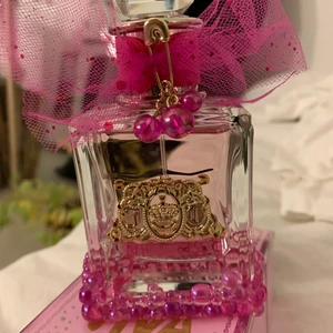 Parfym viva la juicy le bubbly - Endast sprutat två gånger. Fick i present men inte riktigt min typ av parfym. Säljs på kicks för 715kr men 30% rea om medlem (500kr). Förpackning följer såklart med