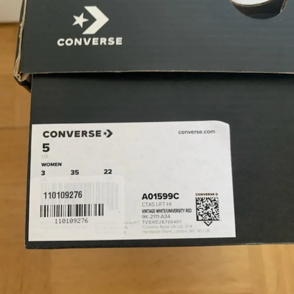 Helt nya och oanvända Converse. Beställda från StockX. Säljer pga av fel storlek. Size US 5, Storlek EUR 35, 22cm. Skor.