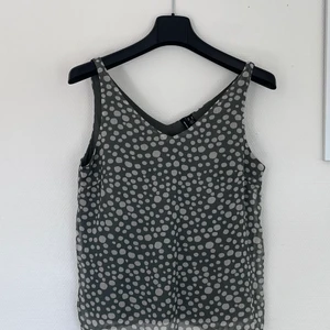 Linne - Ett fint linne, ljus olivgrön somrig färg. Fint fall och dubbelt tyg. Använt fåtal ggr. Kan samfrakta med mina andra annonser 