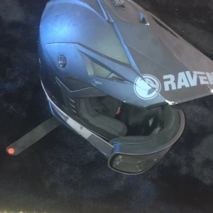 Raven hjälm  - Säljer nu min hjälm då jag har gått över till bil. 
