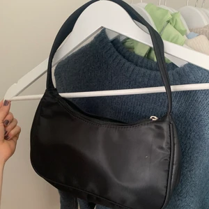Svart baguetteväska  - Snygg svart enkel baguetteväska! Jättebra skick☺️ Vet tyvärr inte märke 
