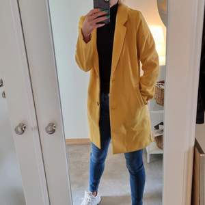 Yellow coat. Better for xs