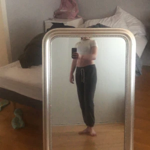 Lågmidjade hollister byxor från 2000-talet 💓 jag e ca 165 och dom är nästan lite korta på mig så därför säljer jag dom ( KAN BARA MÖTAS UPP)  - Lågmidjade 2000-tals mjukisbyxor 