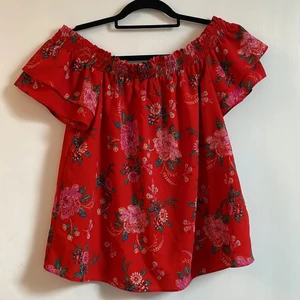 Söt blommig sommarblus  - En söt blommig sommarblus. Storlek 40. Frakt tillkommer