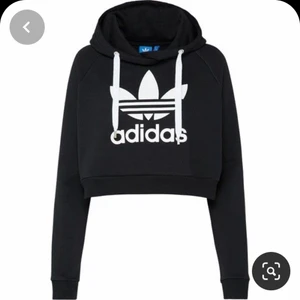 Adidas sweatshirt  - En svart croppad sweatshirt med luva  i storlek xs. Köpt på JD sports och använd 3-5 gånger därav mycket bra skick. 