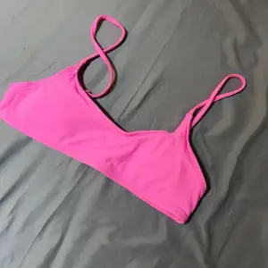 Säljer denna jätte snygga söta rosa bikini topp som ej är använd, endast testad.