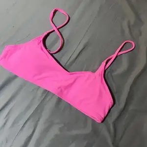 Säljer denna jätte snygga söta rosa bikini topp som ej är använd, endast testad.