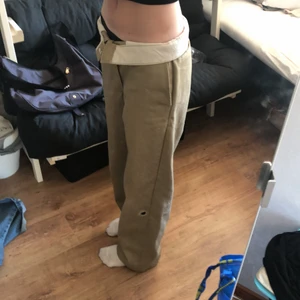 Dickies Byxor - Ett par dickies byxor. Tyvärr står inte storleken men jag brukar ha storlek 36 och dessa är lite för stora för mig, men dem är perfekta när man rullar ner dem (som jag gjorde på bild ett). Dem har tyvärr ett hål i vänster ben men annars är dem som nya.