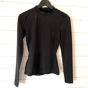 Topp med öppen rygg - Snygg topp med stor öppen rygg, saknas en kedja om man vill sätta dit en egen annars kan man ta bort spännena och den är lika snygg utan!