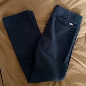 Dickies 874 - Säljer mina dickies 874  byxor i grymt skick. Skriv för fler bilder!