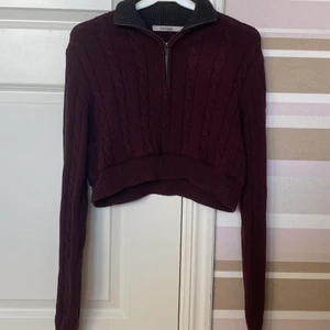 Croppad quarter zip sweatshirt - Vinröd quarter zip sweatshirt köpt secondhand som jag själv sytt om till en croppad (hur det ser ut med styngen på insidan syns på andra bilden). Jättefint skick, storlek är M men jag som i vanliga fall har S tycker den passar jättebra. Perfekt för året om (obs; färgen stämmer bäst överens med den sista bilden)!🥰