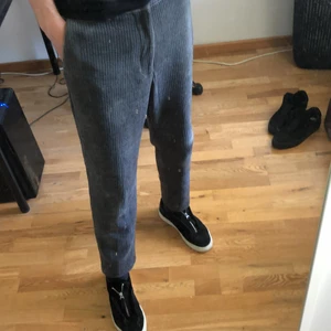 Zara Gråa Manchester byxor - Zara Gråa Manchester byxor Storlek 40, Snygga Manchester byxor med kostym fickor. Sitter väldigt bra  och är lite kortare ner till vaderna 