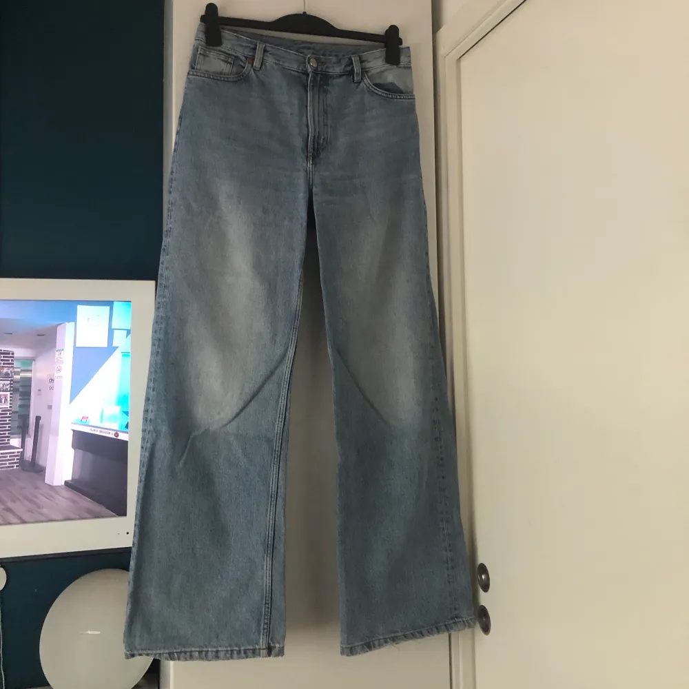 Säljer mina för små jeans från monki. Jeansen är lite bredare nedtil . Jeans & Byxor.