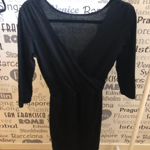 Omlott klänning - Omlottklänning (ligger ute en likandan i grå) storlek XS-S! Frakt tillkommer! (Fraktalternativet nedan stämmer inte)