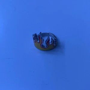 ring - eld ring från shein som man kan systera, sitter skönt och är i bra skick, frakten är billigare men kan inte ta något billigare! så skriv privat för frakt:)