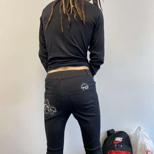 Skinny jeans med broderade svampar strl S - Byxorna är högmidjade och har en skinnyfit. Svamparna är broderade för hand.