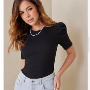 Svart T-shirt med volangdetalj  - Mycket fint skick - använd enstaka gång!