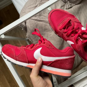 Röda nike - Säljer dessa röda skor från Nike! Vet tyvärr inte modellen. Storlek 38,5😇
